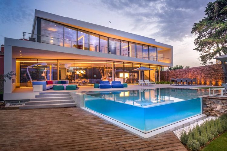 exterior casa moderna espanha piscina iluminação de parede de vidro