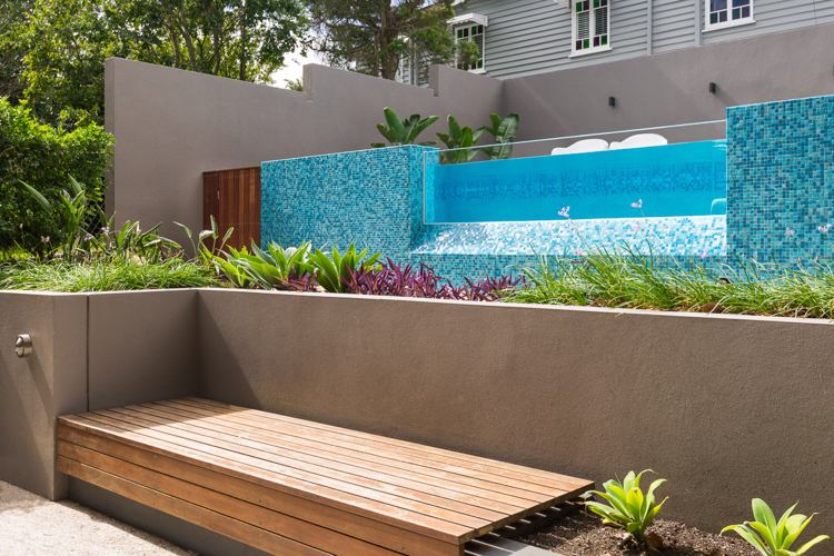 Banco de parede de vidro mosaico azul no terraço da piscina