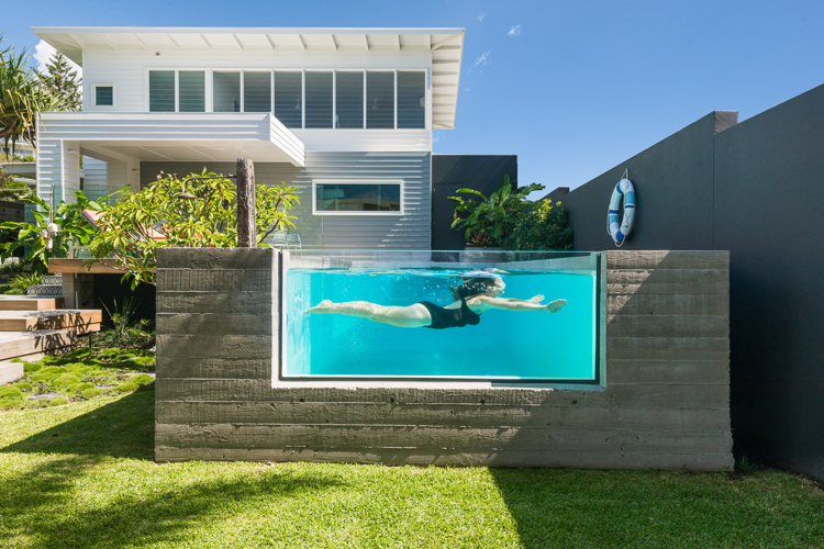 Área do gramado da piscina de concreto com vidro da janela