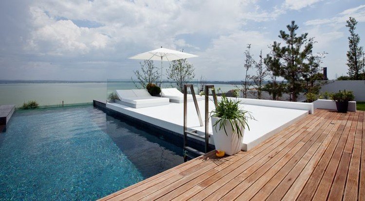 Terraço ao ar livre com vista da piscina do Lago Brates