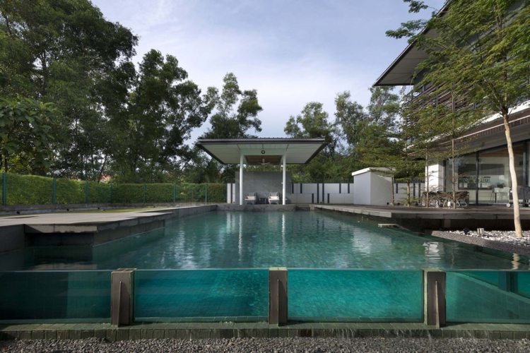 Piscina com paredes de vidro estilo japonês Zeta House