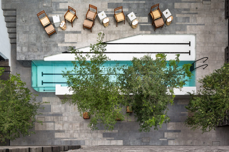 piscina estreita piscina com parede de vidro no terraço