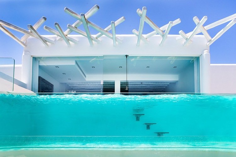 Piscina de vidro escada de água com fachada branca Hotel Kivotos Mykonos