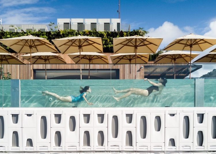 Guarda-sóis no terraço da cobertura da piscina de vidro Hotel Rio de Janeiro