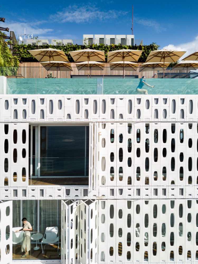 Painéis de fachada dobráveis ​​suítes de hotel branco terraço na cobertura piscina de vidro