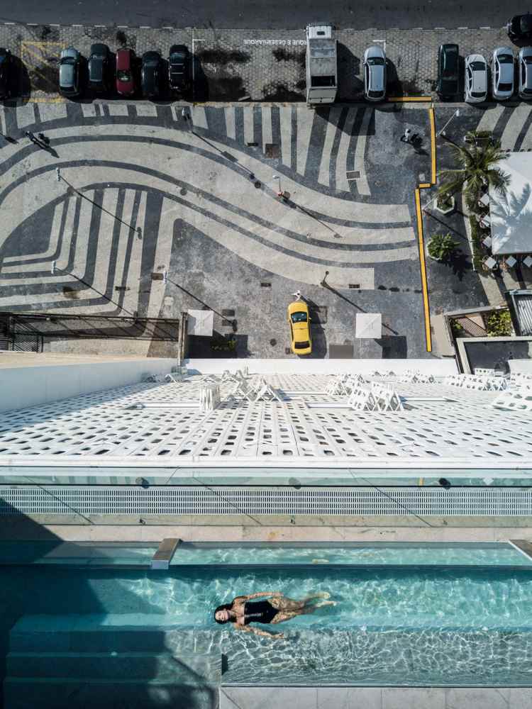 Piscina de vidro com arquitetura moderna fachada branca Brasil