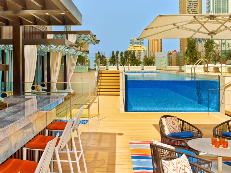 Piscina no terraço da cobertura com parede de vidro Four Seasons DIFC Dubai