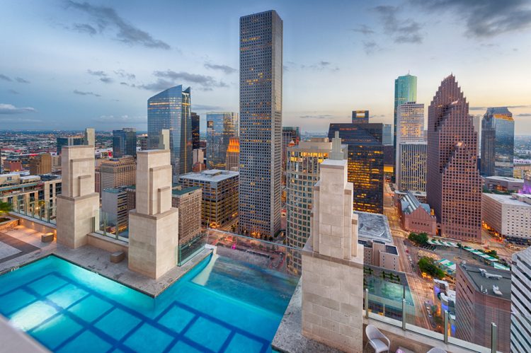 Piscina no terraço da cobertura com parede de vidro Market Square Tower