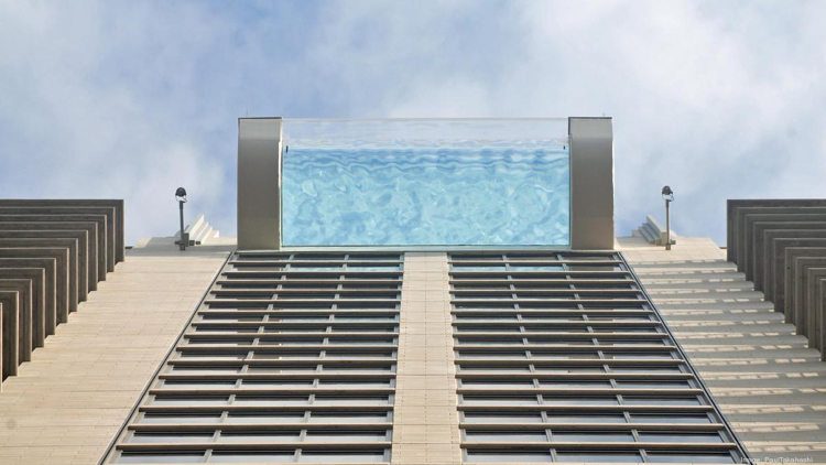 Piscina com piso de plexiglass em altura elevada