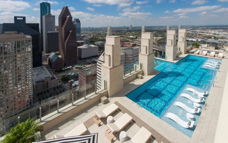 Terraço na cobertura piscina espreguiçadeiras água