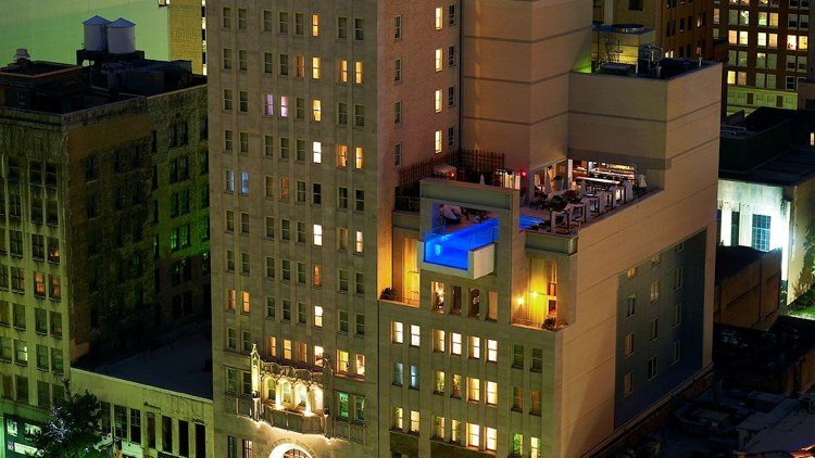 Terraço na cobertura Piscina Hochgau Parede de vidro infinito Joule Dallas hotel