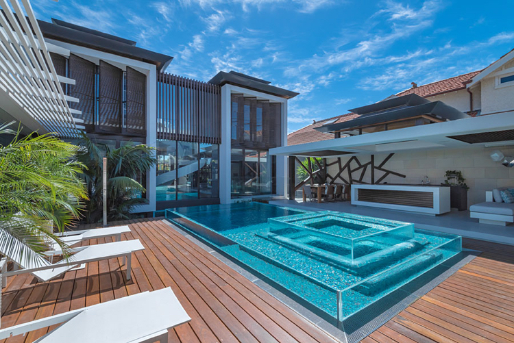 Piscina de vidro acrílico sobre terraço mosaico azul