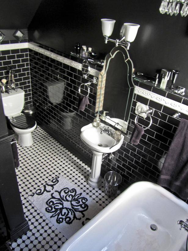 O estilo gótico de viver no banheiro, ladrilhos brancos e pretos, espelho, mosaico