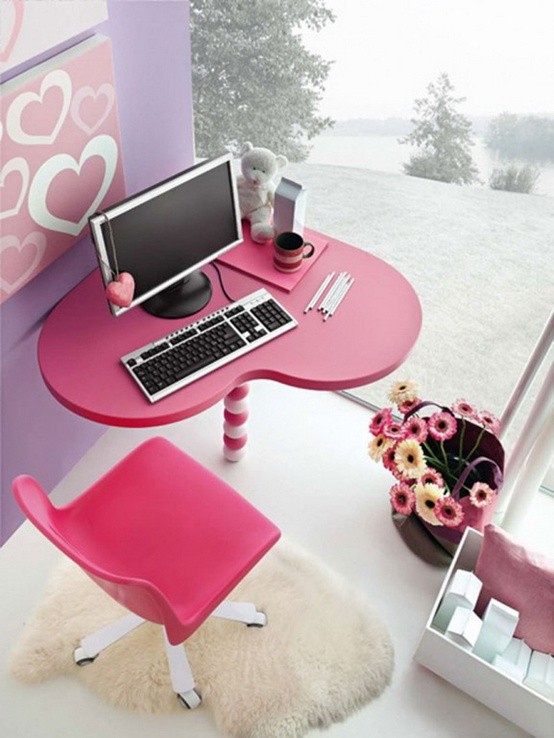 garota-de-mesa-rosa-no-berçário-em-forma de coração