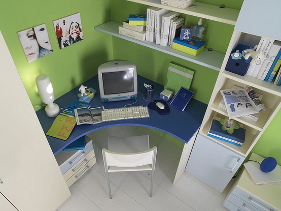 mesa redonda no quarto das crianças-canto-azul-verde