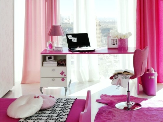 Garota-rosa-design-de-mesa-no-berçário