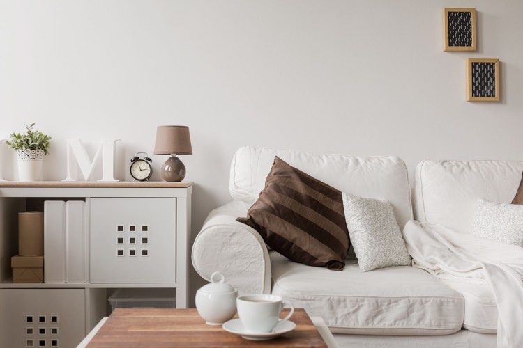 Estilo de casa de campo na sala de estar clássico-branco-sofá-capa-madeira-leveza