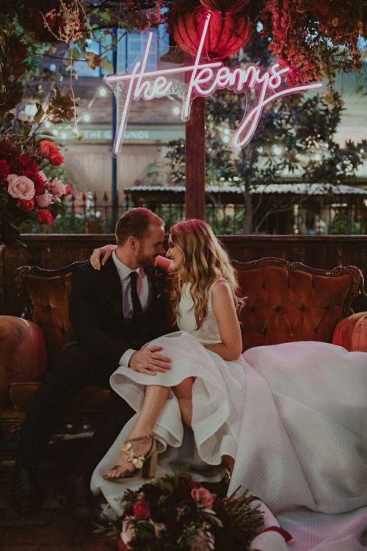 O letreiro de néon não deve faltar em um casamento retrô