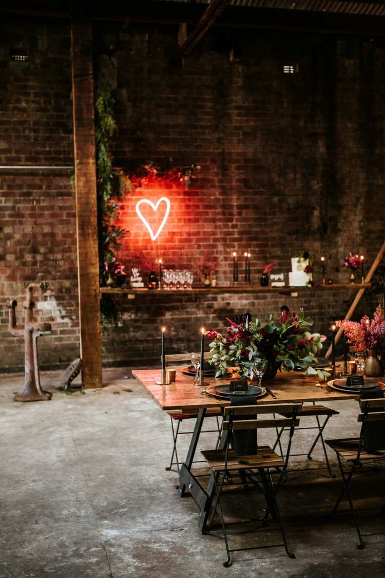 Sotaque minimalista para um casamento de estilo industrial com um coração brilhante