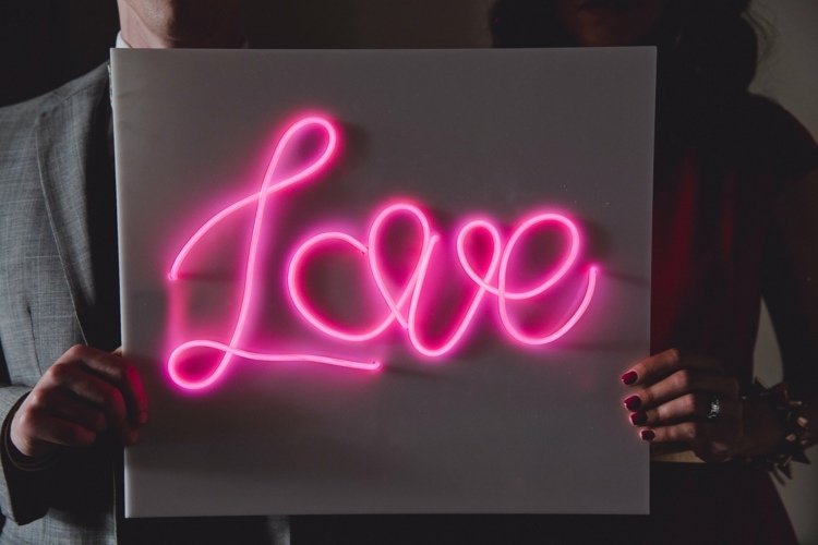 Fotos incomuns de casamento com luz de néon e letras de amor