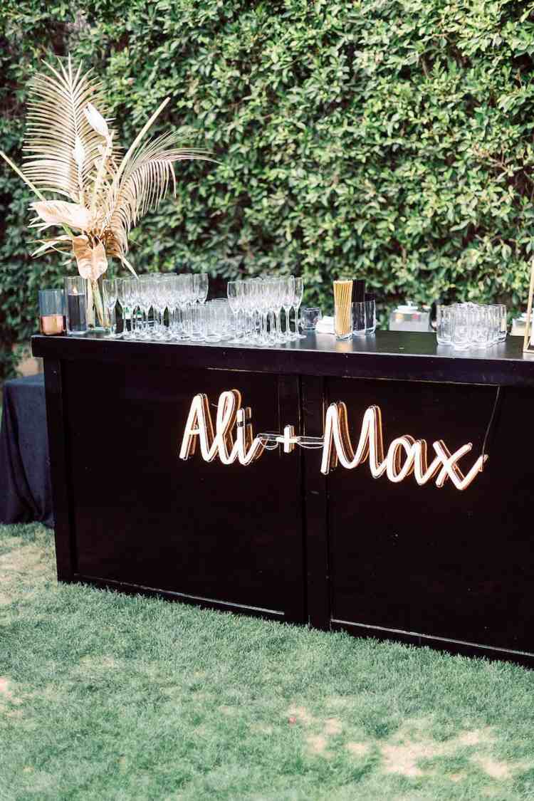 Ideia para o design do bar com tubos de néon com letras do nome