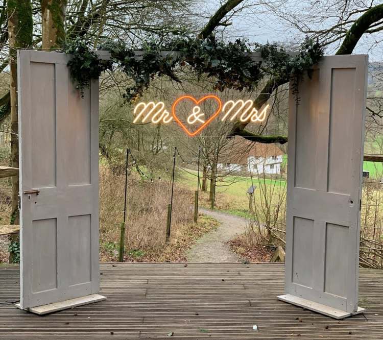 Arco original para o casamento com portas e letras do Sr. Sra. Neon em estilo vintage