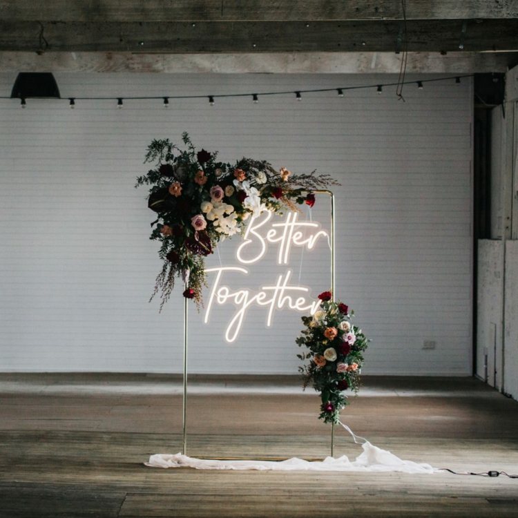 O suporte com um design elegante para o salão do casamento é adequado como uma cabine fotográfica