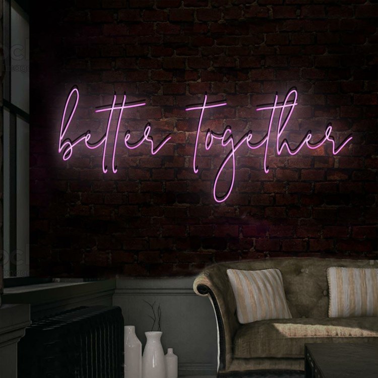 Letras de néon em rosa em uma parede de tijolos Better Together