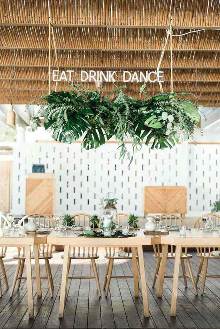 Combine o toque tropical e retro para a celebração do casamento