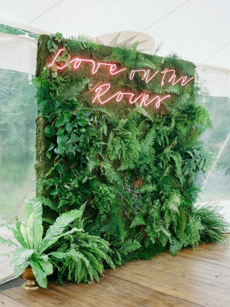 Jardim vertical como plano de fundo em verde com letras rosa Idea Love on the Rocks