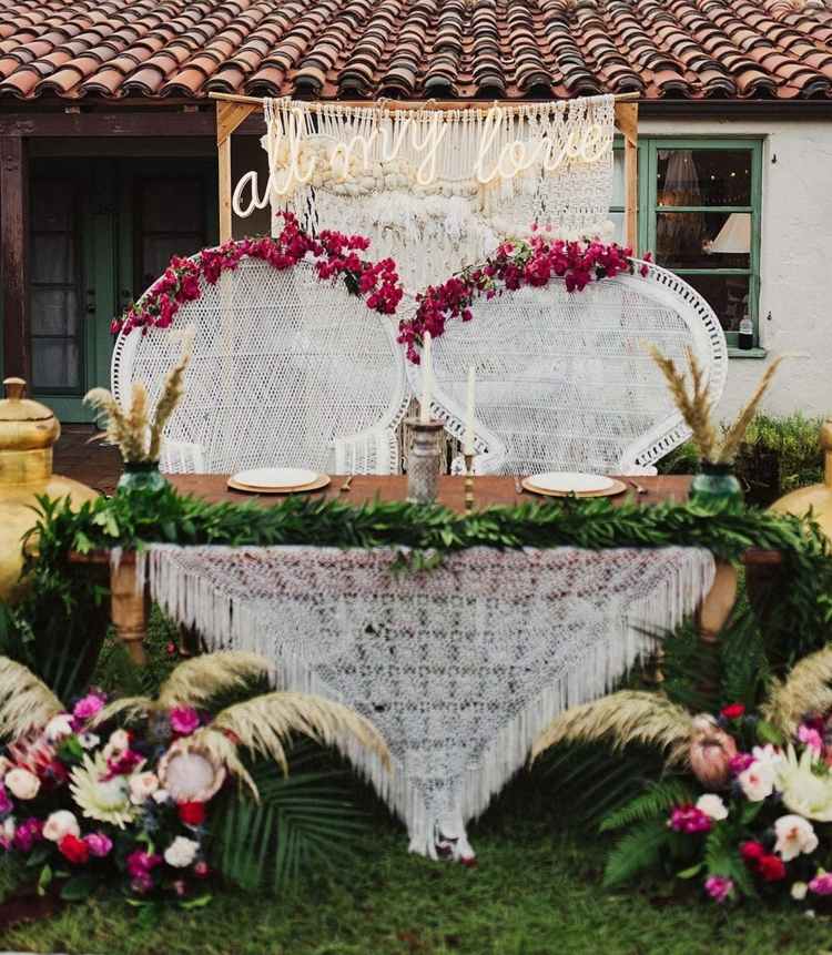 As letras de néon também são perfeitas para um casamento boho