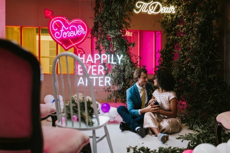 Vários letreiros com letras e letreiros feitos de tubos de néon para as fotos do casamento