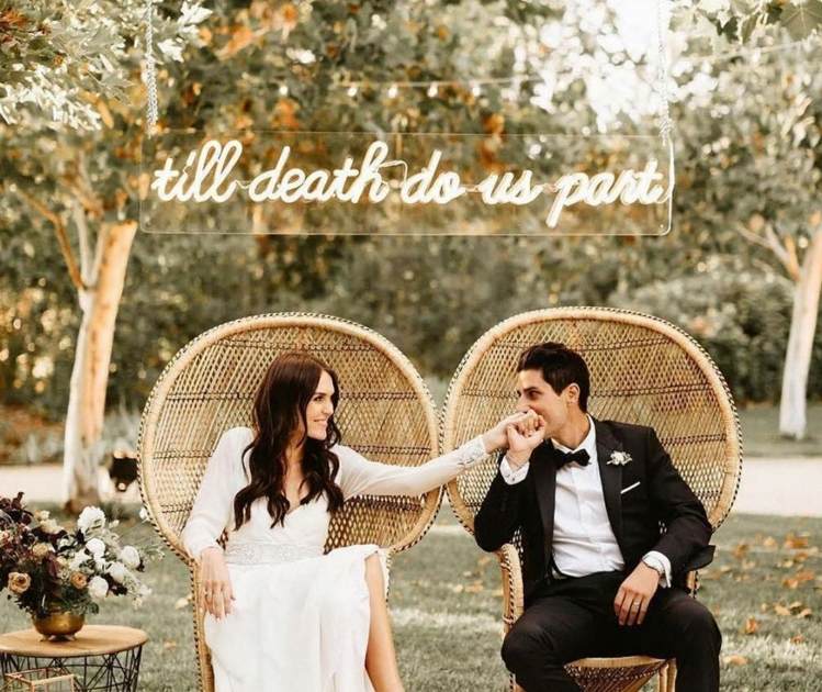 Letras com lâmpadas de néon são perfeitas para a sessão de fotos no casamento