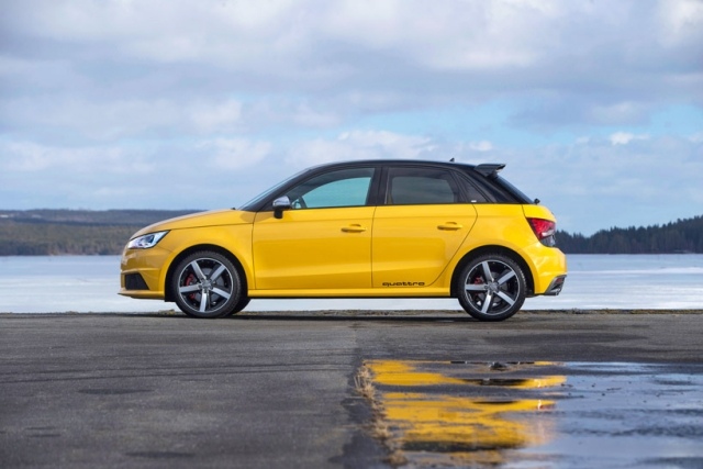 Audi S1 ​​neve do lado esquerdo