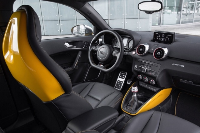 S1 Sportback 2014 interior com acento amarelo