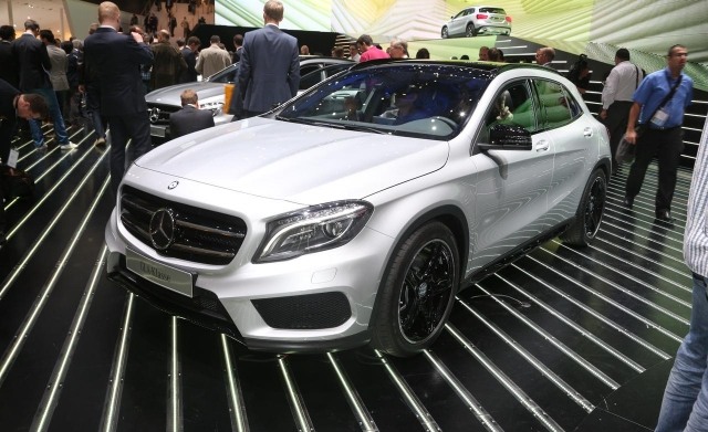 2015-mercedes-gla-white-front-side