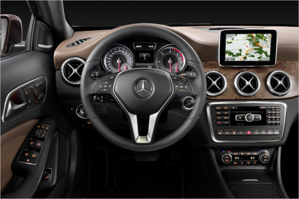 Volante em couro com design de interiores Mercedes 2014