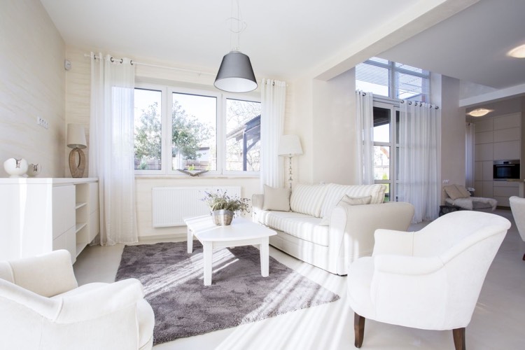 carpete-cinza-desgrenhado-branco-sala-móveis-claros