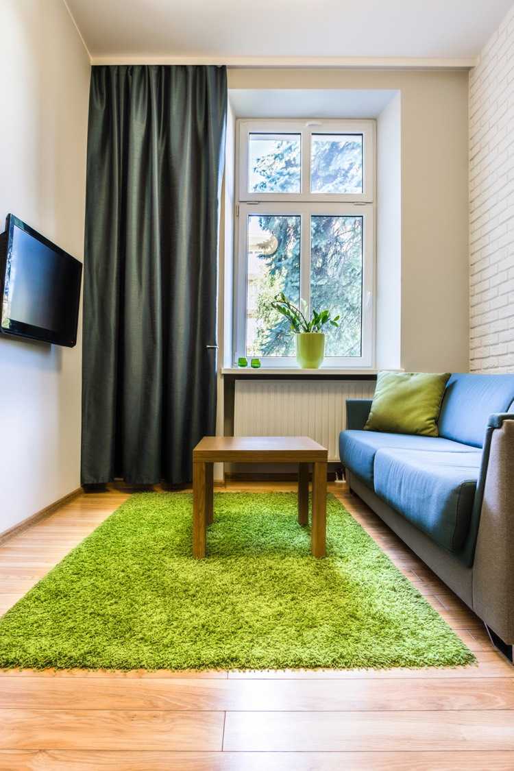 tapete-desgrenhado-verde-piso laminado-estreito-sala-tv-montado na parede