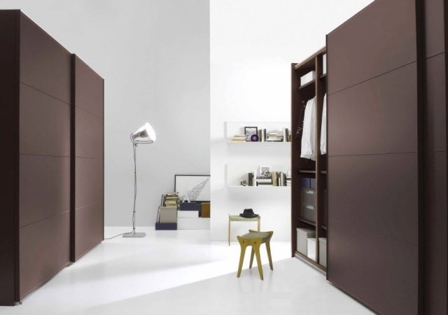 Armário embutido no quarto - modernos sistemas de prateleiras em madeira escura - couro coberto - emmebi industria-mobil