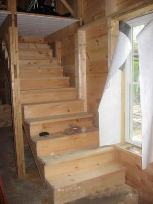 Установка ступеней деревянной лестницы