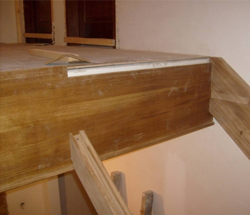 Закрепляем косоуры деревянной лестницы