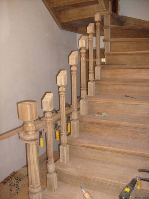 Установка балясин ограждения деревяной лестницы