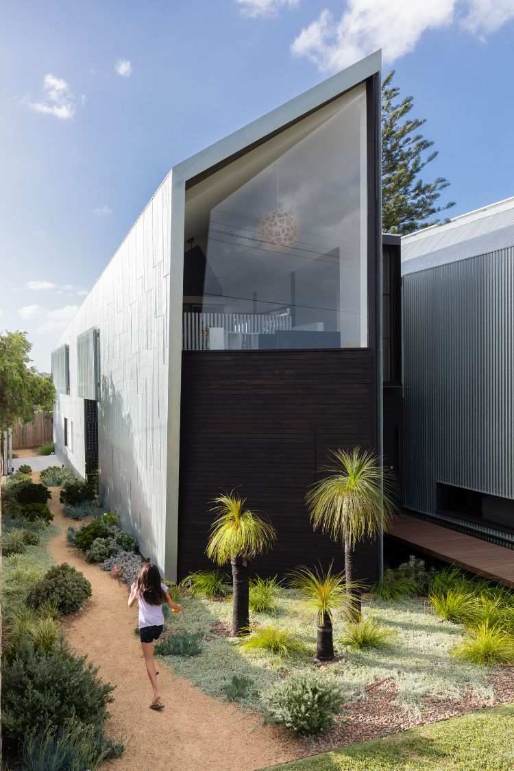 casa com extensão de ferro casa solteira empena designer arquitetos quintal jardim calçada palmeiras infantis