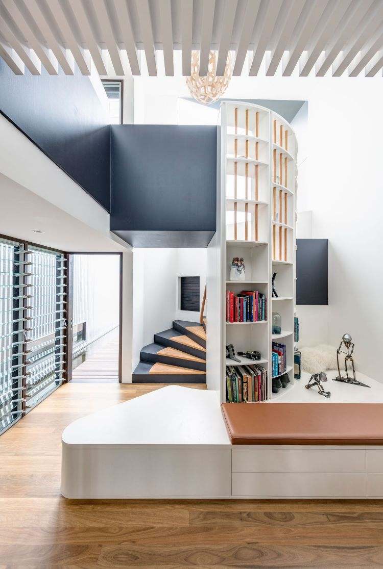 casa com anexo casa de solteira de ferro casa em empena minimalista sala de estar escada figuras de designer formas prateleira