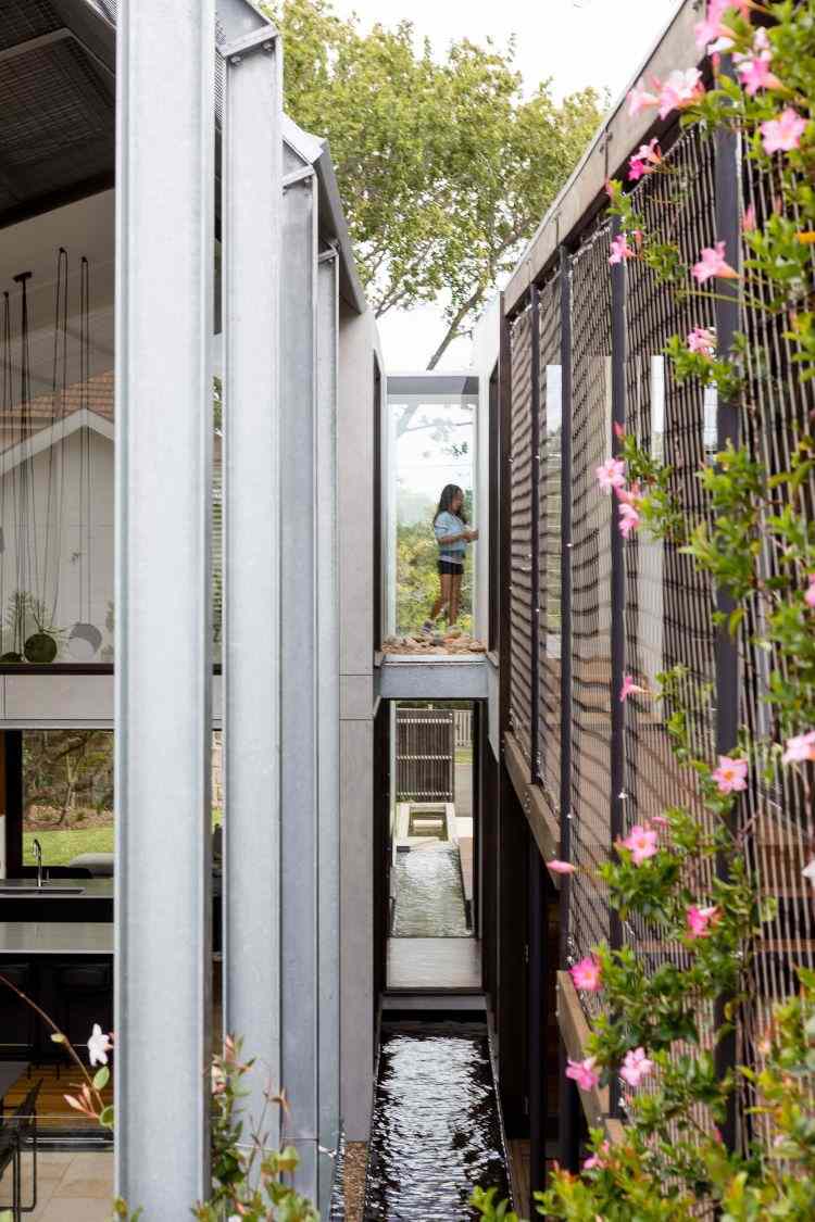 casa com extensão lagoa cobertura no sentido do comprimento treliça de flores infantis