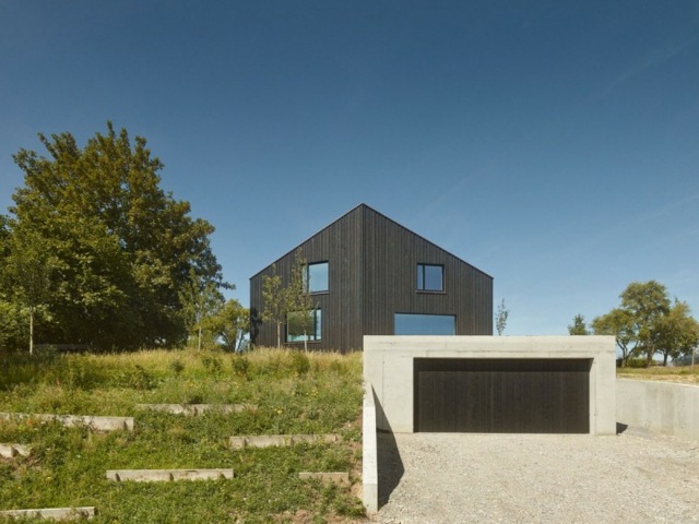 Casa com garagem em formato assimétrico