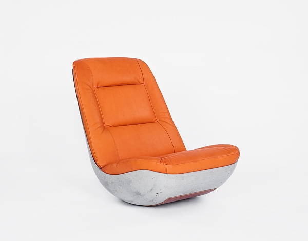 cadeira de balanço de design moderno paulsberg estofamento laranja concreto