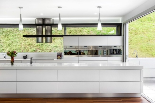 Cozinha de design com parede de proteção contra respingos de vidro