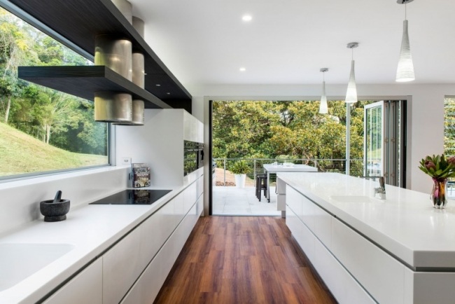 Cozinha de design com ilha, bancadas em laminado corian branco